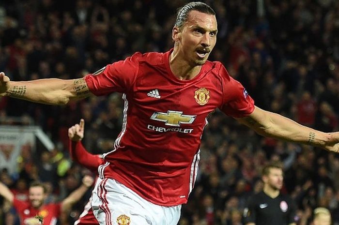 Aksi selebrasi penyerang Manchester United, Zlatan Ibrahimovic, setelah menjebol gawang Zorya Luhansk dalam duel Liga Europa di OId Trafford, Manchester, 29 September 2016.