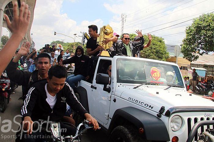 Antusias Suporter Sriwijaya FC, menyambut arak-arakan piala Pramusim Gubernur  Kaltim 2018, Kamis (8/3/ 2018).