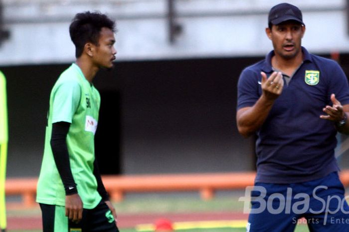 Pelatih Persebaya, Angel Alfredo Vera, memberikan arahan pada salah satu pemainnya saat sesi latihan di Gelora Bung Tomo, Selasa (5/9/2017).