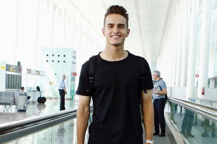 Denis Suarez terlihat keren dengan gayanya