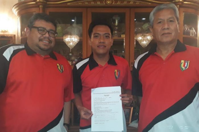 Gelandang asal Indonesia, Iner Sontany Putra diapit Presiden Indera SC, Pg Anak Hj Mohd Yassin bin Pg Anak Safiuddin (kanan) dan Manajer tim Rosdin bin Haji Abdul Aziz seusai menandatangani kontark dan resmi jadi pemain asing di Liga Brunei 2018-2019, Rabu (17/10/2018). 