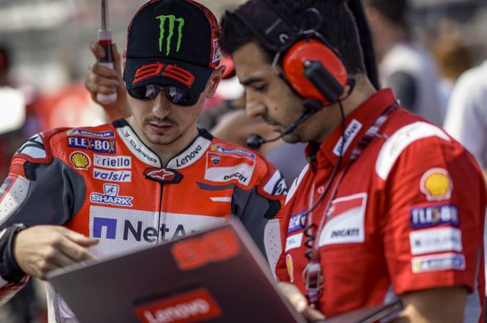 Jorge Lorenzo berdiskusi dengan krunya sebelum balapan MotoGP Jerman di Sirkuit Sachsenring, Jerman, Minggu (15/7/2018).