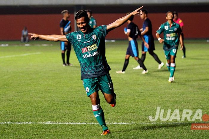 Bek tengah PSS Sleman, Jodi Kustiawan, melakukan selebrasi seusai mencetak gol ke gawang Madiun Putra dalam laga uji coba di Stadion Maguwoharjo, Sleman, Minggu (4/6/2017).
