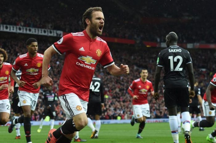 Gelandang Manchester United, Juan Mata, merayakan gol yang dia cetak ke gawang Crystal Palace dalam laga Liga Inggris di Stadion Old Trafford, Manchester, pada 30 September 2017.