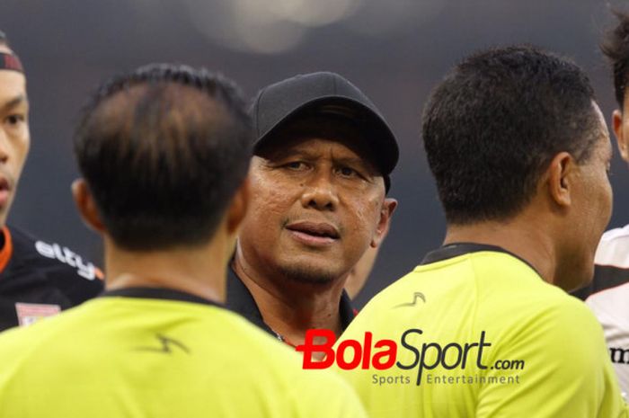  Pelatih Mitra Kukar, Rahmad Darmawan (tengah) protes ke wasit Prasetyo Hadi (dua dari kanan) saat dijamu Persija pada pekan ke-34 Liga 1 2018 di SUGBK, 9 Desember 2018.  