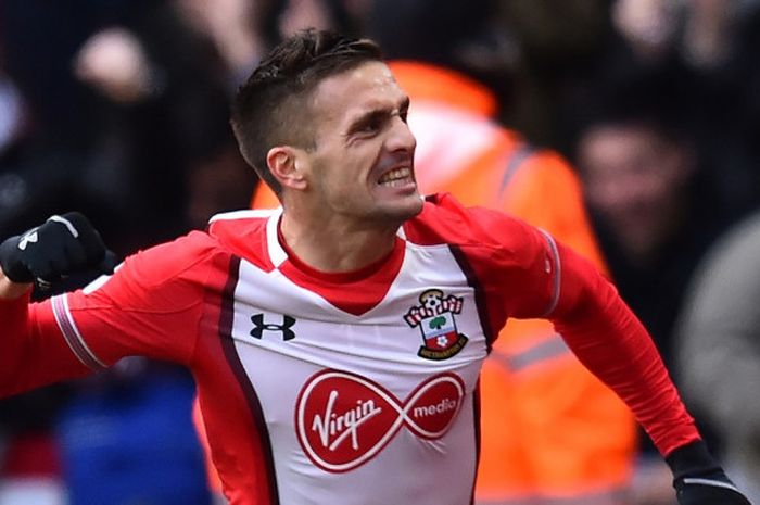 Gelandang Southampton, Dusan Tadic, merayakan gol yang dia cetak ke gawang Everton dalam laga Liga Inggris di Stadion St Mary's, Southampton, pada 26 November 2017.