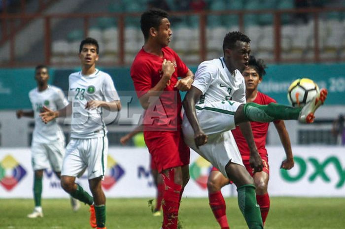 Suasana pertandingan uji coba antara timnas u-19 Indonesia dan Arab Saudi di Stadion Wibawa Mukti, Cikarang, pada Rabu (10/10/2018).