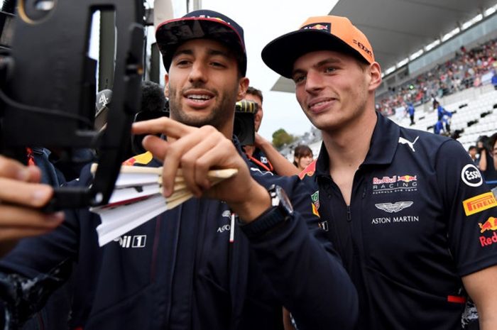 Dua pebalap Red Bull Racing, Daniel Ricciardo (kiri) dan Max Verstappen, saat tengah menghadiri sesi pemberian tanda tangan untuk fans pada GP Jepang yang berlangsung di Sirkuit Suzuka, Kamis (5/10/2017).
