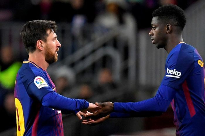  Megabintang FC Barcelona, Lionel Messi (kiri), digantikan oleh Ousmane Dembele dalam laga leg kedua babak 16 besar Copa del Rey kontra Celta Vigo di Stadion Camp Nou, Barcelona, Spanyol, pada 11 Januari 2018.