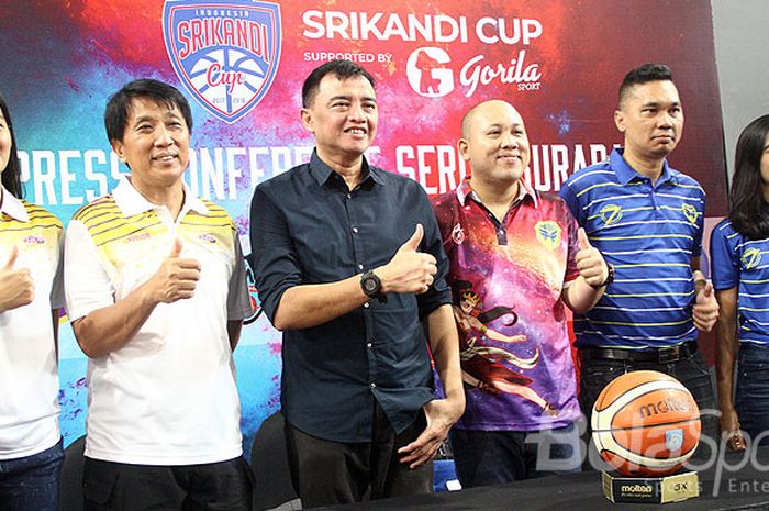 Koordinator Srikandi Cup 2018, Deddy  Setiawan bersama perwakilan dari tim Surabaya Fever dan Merpati Bali saat jumpa pers, Sabtu (27/1/2018) di GOR Kertajaya, Surabaya.