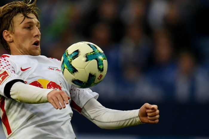 Aksi penyerang RB Leipzig, Emil Forsberg, dalam pertandingan Liga Jerman 2017-2018 menghadapi Schalke di Stadion VELTIS Arena, Gelsenkirchen, Jerman, pada 19 Agustus 2017.