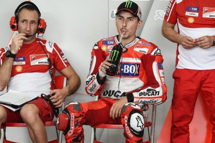 Pebalap Ducati Team asal Spanyol, Jorge Lorenzo (tengah), minum saat menunggu di garasi pada hari ketiga tes pramusim di Sirkuit Sepang, Malaysia, Rabu (1/2/2017).