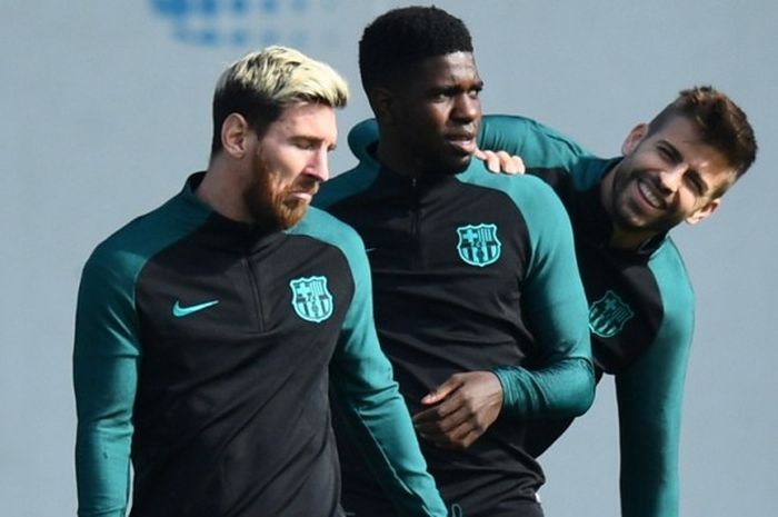 Bek FC Barcelona, Gerard Pique (kanan) dan Samuel Umtiti (tengah), bercanda dengan Lionel Messi dalam sesi latihan di Ciutat Esportiva Joan Gamper, Barcelona, Spanyol, pada 18 Oktober 2016.