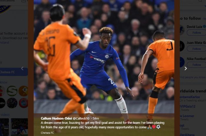 Pemain Chelsea, Callum Hudson-Odoi (tengah), mendapat adangan pemain PAOK FC, daalam laga Grup L Liga Europa di Stadion Stamford Bridge, London, pada 29 November 2018. 