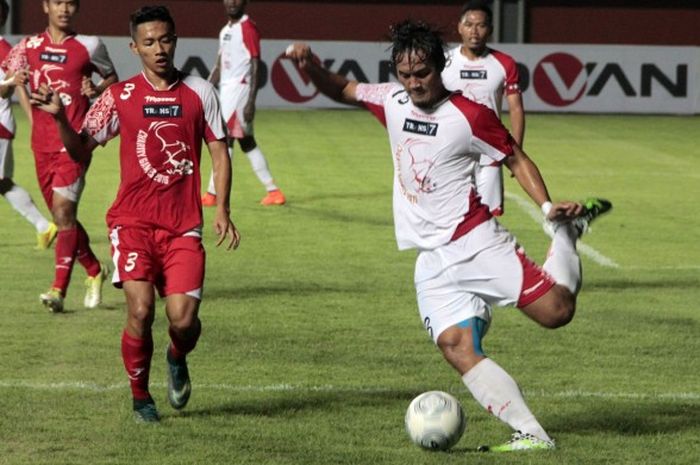 Duo Arema Cronus, Dendi Santoso (merah) dan Sunarto (putih) terlibat dalam Charity Game 2016 di Stadion Maguwoharjo, Sleman, Sabtu (6/2/2016). 