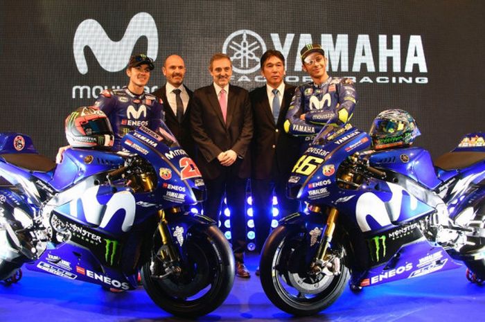 Valentino Rossi dan Maverick Vinales bersama Direktur Tim Movistar Yamaha, Presiden Yamaha Motor Racing, dan Presiden Movistar.