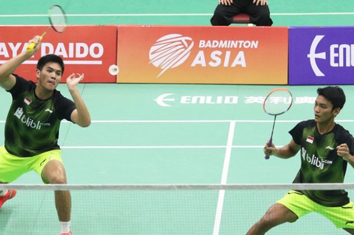 Pasangan ganda putra Indonesia, Adnan Maulana/Muhammad Shohibul Fikri, mengembalikan kok ke arah Kang Min-hyuk/Kim Moon-jun (Korea). Adnan/Fikri menang 18-21, 21-19, 21-16 pada laga final yang berlangsung di Jaya Raya Sports Hall Training Center, Jakarta, Selasa (25/7/2017).