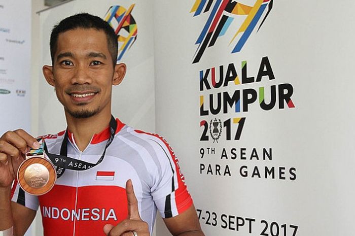 Pebalap Indonesia, M Fadli, berpose dengan medali perunggu yang didapat dari omor Track putra 1 Kilometer kelas C4 pada ASEAN Para Games 2017, Minggu (17/9/2017)