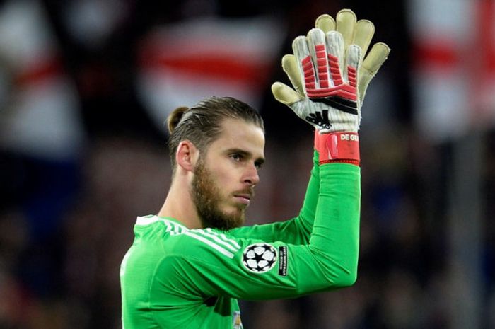       Kiper Manchester United, David De Gea, bertepuk tangan seusai laga leg pertama babak 16 besar Liga Champions kontra Sevilla di Stadion Ramon Sanchez Pizjuan, Sevilla, Spanyol, pada 21 Februari 2018.      