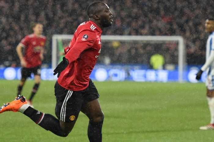 Bomber Manchester United, Romelu Lukaku, melakukan selebrasi setelah mencetak gol ke gawang Huddersfield pada laga babak 16 besar Piala FA di Stadion John Smith, Sabtu (17/2/2018) waktu setempat.