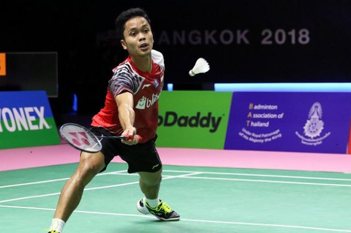 Pebulu tangkis tunggal putra Indonesia, Anthony Sinisuka Ginting, mengembalikan kok ke arah Chen Long pada semifinal Piala Thomas 2018 melawan China di Impact Arena, Bangkok, Thailand, Jumat (25/5/2018).