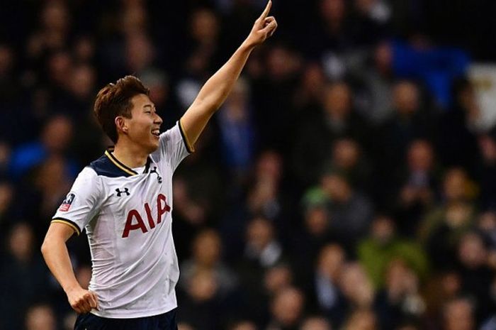 Aksi perayaan gol penyerang Tottenham Hotspur, Son Heung-min, setelah menjebol gawang Wycombe Wanderers dalam partai Piala FA di White Hart Lane, London, 28 Januari 2017.