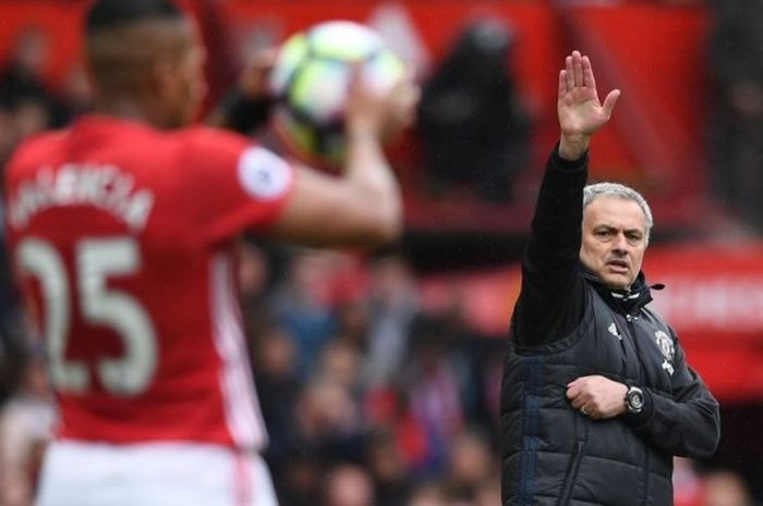Pelatih Manchester United, Jose Mourinho, memberikan instruksi pada laga Liga Inggris antara Man United dan Chelsea di Old Trafford, Manchester, 16 April 2017.