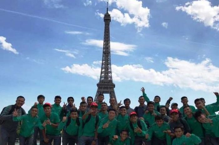 Tim nasional U-19 Indonesia berfoto dengan latar belakang Menara Eiffel, Paris, Prancis. 