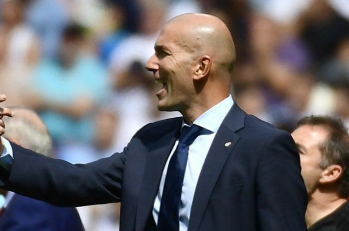 Ekspresi pelatih Real Madrid, Zinedine Zidane, dalam laga kotnra Levante di Santiago Bernabeu pada Sabtu (9/9/2017)
