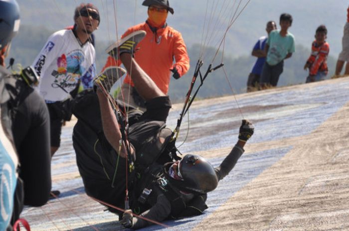 Seorang pilot peserta Kejurnas dan Kejuaraan Terbuka Lintas Alam Paralayang 2017, terjungkal saat lepas landas mendadak diterpa angin kencang pada Ronde II, di Bukit Joglo, Waduk Gajah Mungkur, Kabupaten Wonogiri, Jumat (15/9).