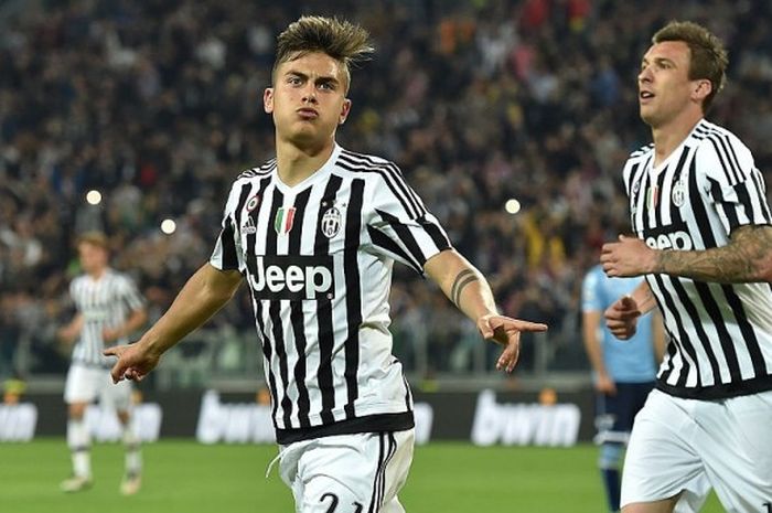 Penyerang Juventus, Paulo Dybala (kiri), merayakan gol yang dia cetak ke gawang Lazio dalam duel Serie A, 20 April 2016.