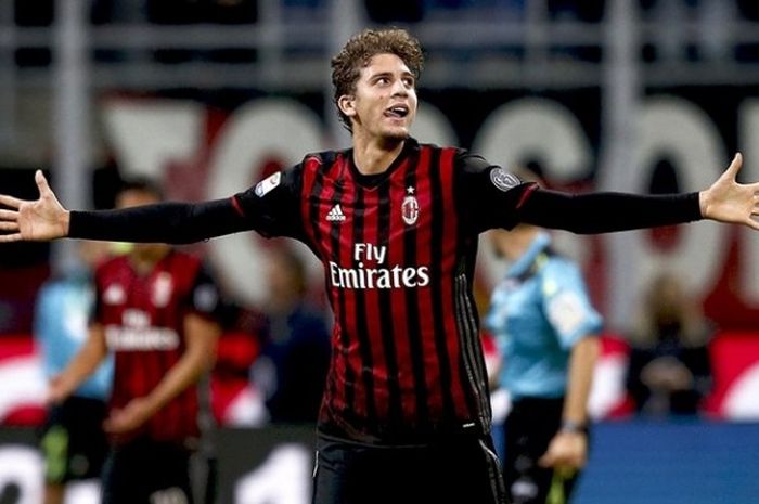 Manuel Locatelli merayakan gol AC Milan ke gawang Juventus pada lanjutan Serie A di San Siro, Sabtu (22/10/2016).