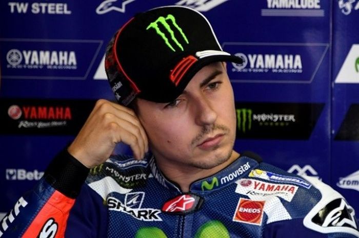 Pebalap Movistar Yamaha, Jorge Lorenzo, sedang bersiap sebelum menjalani sesi pemanasan GP Jepang di Sirkuit Twin Ring Motegi, Minggu (16/10/2016).