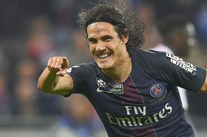 Striker Paris Saint-Germain, Edinson Cavani, melakukan selebrasi usai membobol gawang Monaco dalam laga final Piala Liga Prancis di Stadion the Parc Olympique Lyonnais, Decines-Charpieu, pada 1 April 2017.