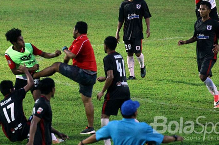 Para pemain PSBK Blitar dan Persewangi Banyuwangi terlibat baku hantam pada laga play-off khusus Liga 2 musim 2017 di Stadion Kanjuruhan, Kabupaten Malang, Selasa (10/10/2017).