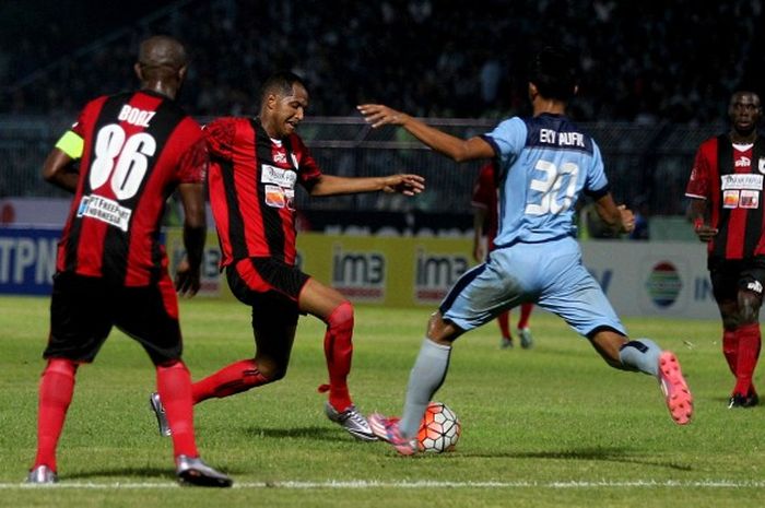 Gelandang Thiago Fernandes Oliveira (tengah) ketika bersama Persipura dijamu Persela di Stadion Surajaya, Lamongan, 23 Mei 2016.  