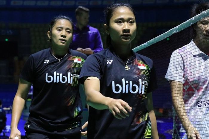 Pasangan ganda putri Indonesia, Anggia Shitta Awanda (belakang)/Ni Ketut Mahadewi Istarani, bersiap menyalami service judge setelah memenangi pertandingan melawan Su Yu Chen/Wan Yi Tang (Taiwan) 21-12, 21-12, pada babak kesatu turnamen China Terbuka, di Haixia Olympic Sports Center, Fuzhou, Rabu (16/11/2016)