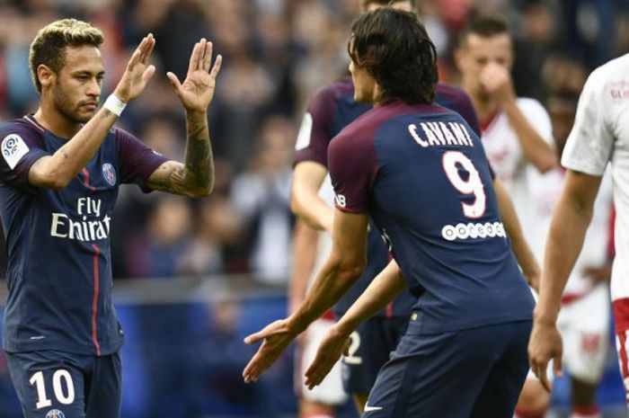 Penyerang Paris St Germain, Neymar dan Edinson Cavani, merayakan gol ke gawang Bordeaux pada laga lanjutan Liga Prancis antara PSG dan Bordeaux di Stadion Parc des Princes, Paris, pada Sabtu (30/9/2017).