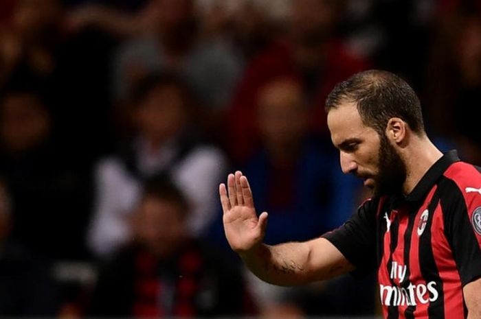   Reaksi penyerang AC Milan, Gonzalo Higuain, dalam partai Liga Italia lawan AS Roma di Stadion San Siro, Milan, 31 Agustus 2018.  