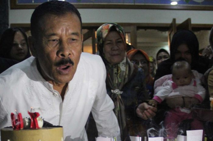 Manajer Persib Bandung, Umuh Muchtar meniup lilin di kue pada perayaan ulang tahunnya yang ke-70, Sabtu (2/5/2018).