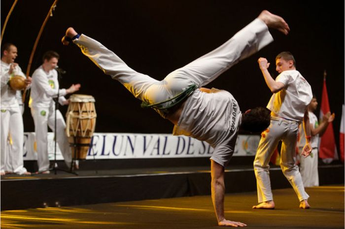 Capoeira sangat bermanfaat bagi kesehatan tubuh kita.