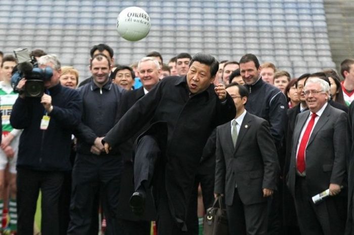 Xi Jinping bermain sepak bola di Croke Park, Dublin, 19 Februari 2012. Ketika itu, dia masih menjabat sebagai Wakil Presiden China.