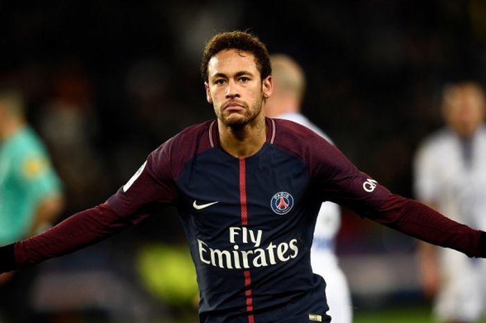 Striker Paris Saint-Germain, Neymar, merayakan gol yang dia cetak ke gawang Troyes dalam laga Liga Prancis di Stadion Parc des Princes, Paris, pada 29 November 2017.