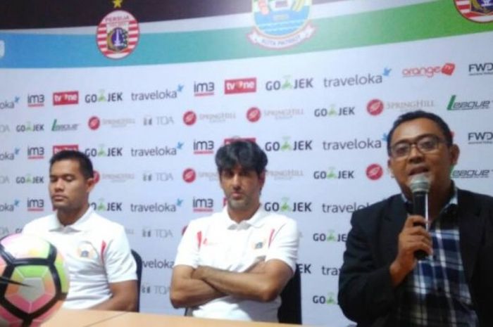 Pelatih Persija Jakarta, Stefano Cugurra (tengah), bersama kiper Andritany Ardhiyasa (kiri) mewakili timnya dalam sesi jumpa pers pralaga kontra Arema FC dalam pekan kesembilan Liga 1 musim 2017 di Stadion Patriot Candrabhaga, Bekasi, Jawa Barat, Kamis (1/6/2017).