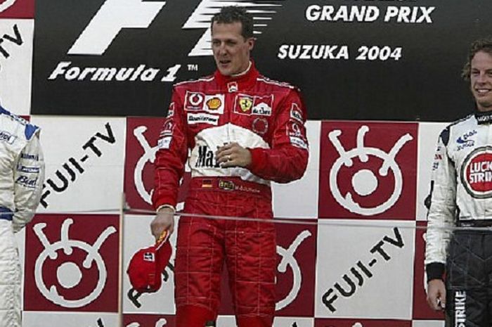 Peraih podium Grand Prix Jepang 2004, dari kiri ke kanan, Ralf Schumacher, Michael Schumacher, dan Jenson Button.