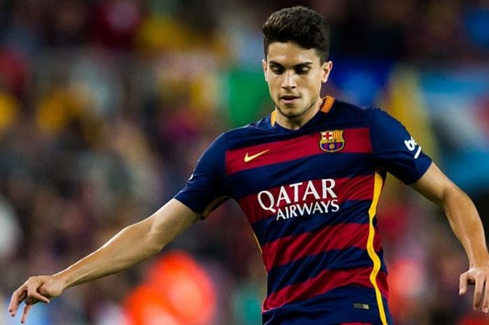 Aksi bek Barcelona, Marc Bartra, dalam duel La Liga melawan Levante di Camp Nou, Barcelona, 20 September 2015.