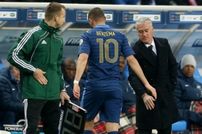 Striker tim nasional Prancis, Karim Benzema, diganti oleh pelatih Didier Deschamps dalam laga Kualifikasi Piala Dunia 2014 melawan Spanyol di Stade de France, Paris, Prancis pada 26 Maret 2013.