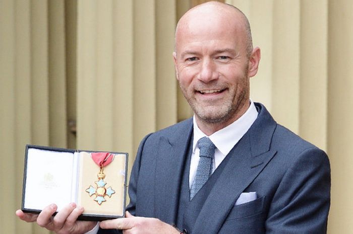 Mantan pesepak bola Inggris, Alan Shearer, berpose dengan medali Commander of the Order of the Briti