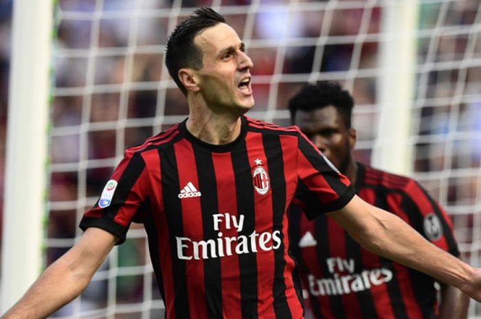 Striker AC Milan, Nikola Kalinic, merayakan gol yang dia cetak ke gawang Udinese dalam laga Liga Italia di Stadion San Siro, Milan, pada 17 September 2017.