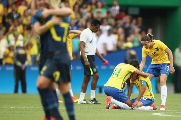 Kapten sepak bola putri Brasil, Marta, dihibur oleh rekan-rekannya setelah kekalahan dari Swedia pada semifinal Olimpiade Rio de Janeiro 2016, Selasa (16/8/2016)